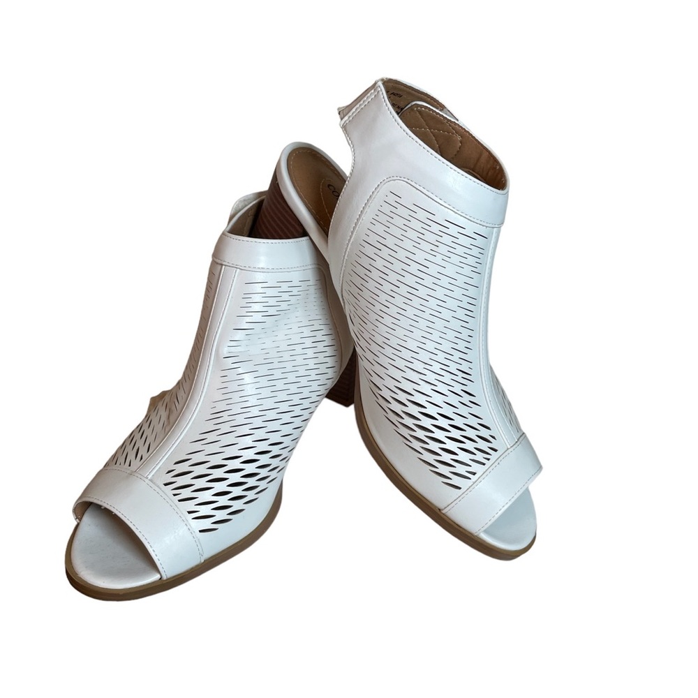 NWOT Comfortview White Open Toed Sandals Size 7.5 WW - Picture 1 of 5